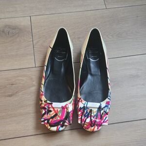 Roger Vivier Gommette Graffiti Patent Leather Flat Shoes Sz EU37